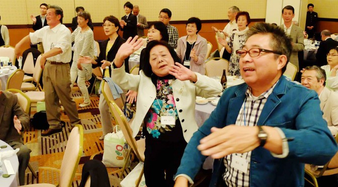 にぎやかな「釜石小唄」に合わせて踊る、釜石はまゆり会の参加者。ふるさと釜石への思いがあふれた