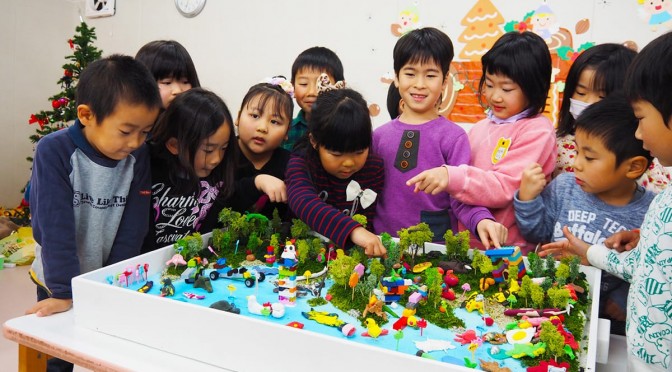 緑あふれるにぎやかなジオラマが完成し、笑顔を見せる鵜住居幼稚園の園児たち