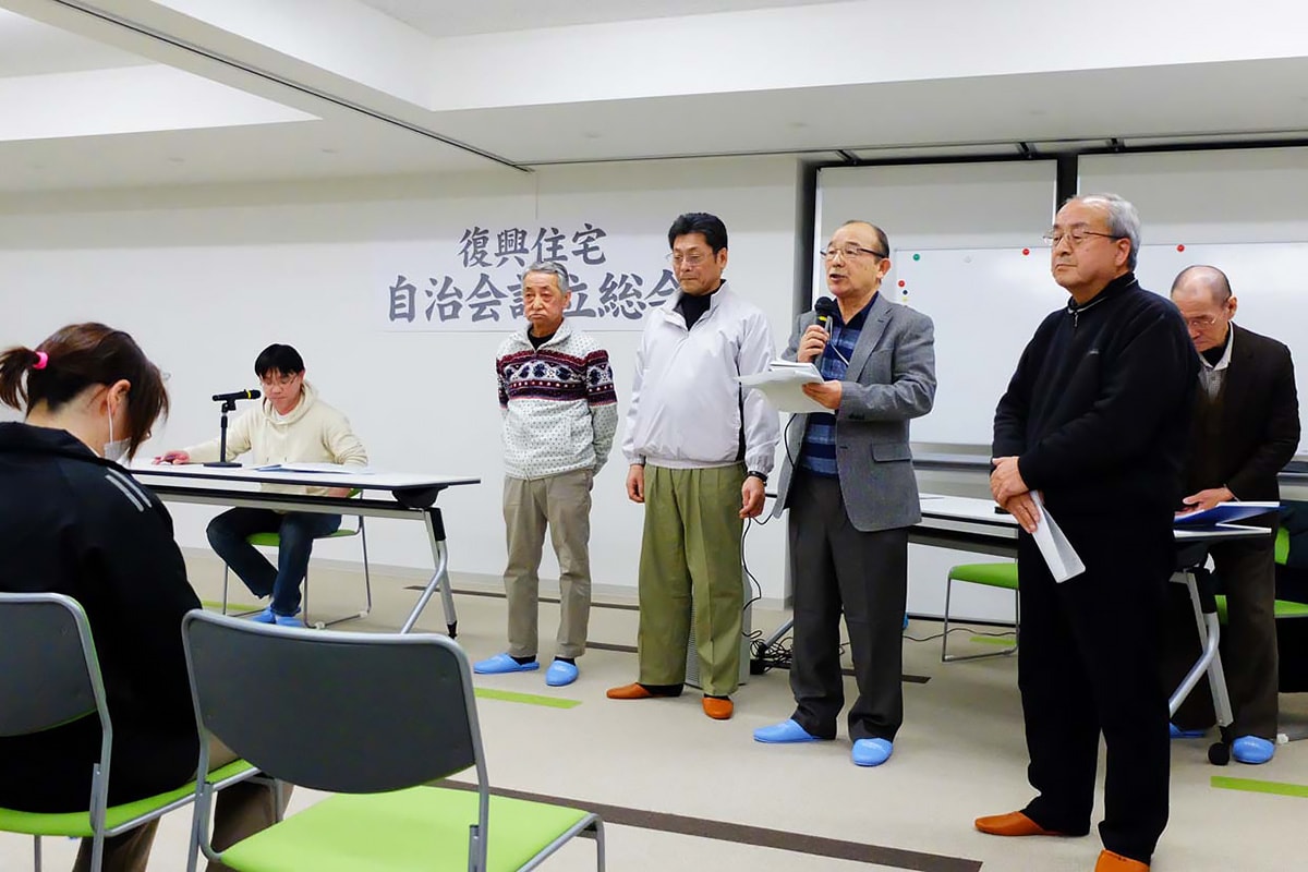 上中島２期復興住宅自治会の会長に就任し、あいさつする大和田泰佑さん（右から２人目）