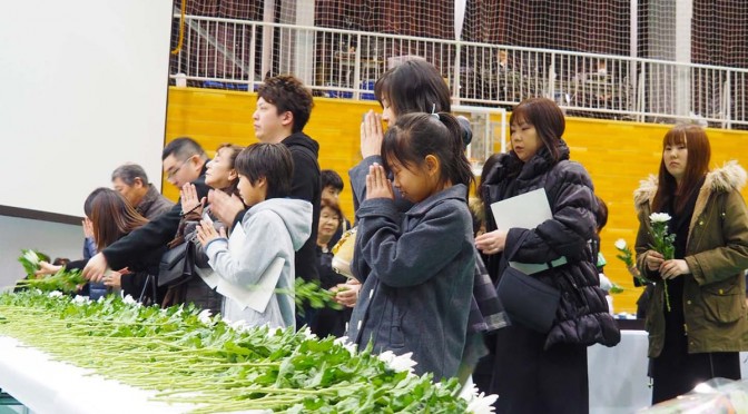 釜石市主催の震災５周年犠牲者追悼式で、犠牲になった家族や知人の面影を思い、手を合わせる参列者＝11日釜石高校体育館