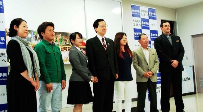 達増知事（中央）と意見を交わした釜石市と大槌町の６人