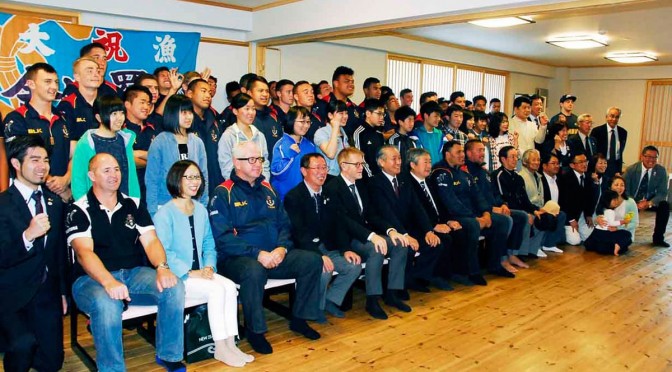 釜石市民らと記念撮影するロトルアボーイズ高の選手団