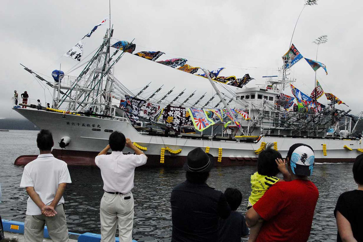 釜石港でお披露目された新造のサンマ漁船第65欣栄丸＝27日