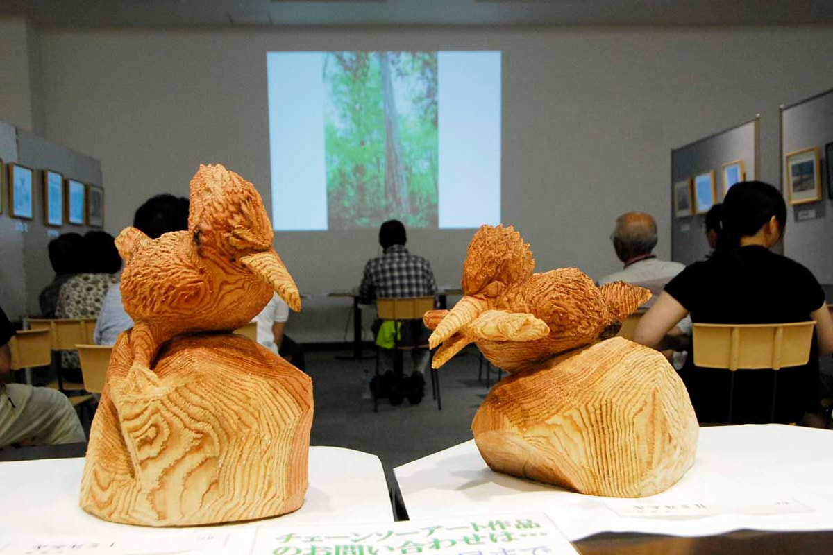 スライド上映に合わせて展示されたチェーンソーアートの木工作品