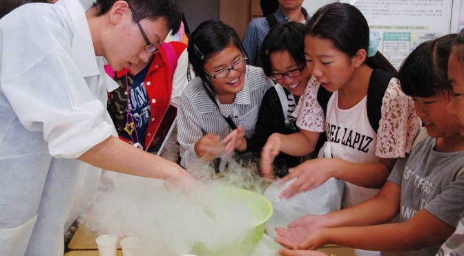 ＳＳＨ委員会の液体窒素を使ったアイスクリーム作りに興味津々の小学生