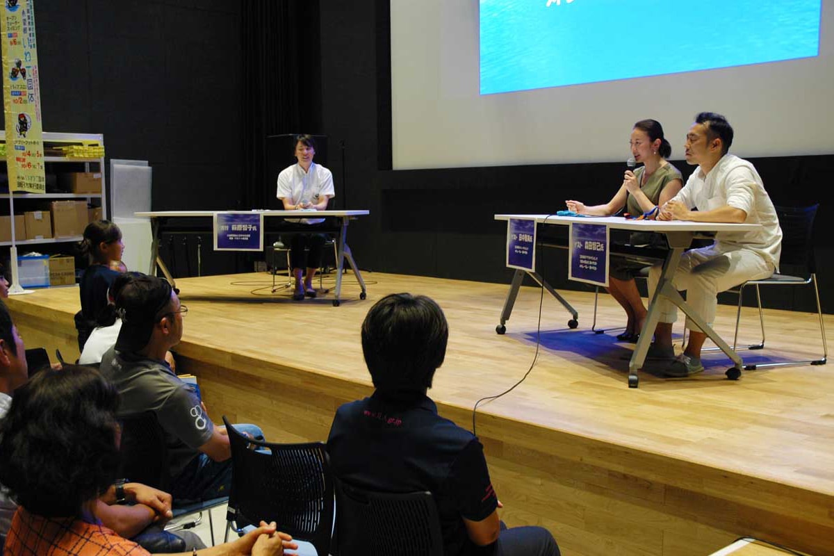 来場者の質問にも答え、市民らと交流を深めた元日本代表のトークショー