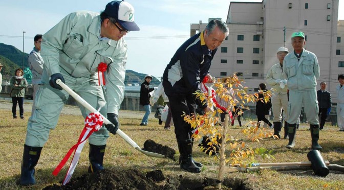 「石割桜」の子孫木を記念植樹する野田武則市長ら