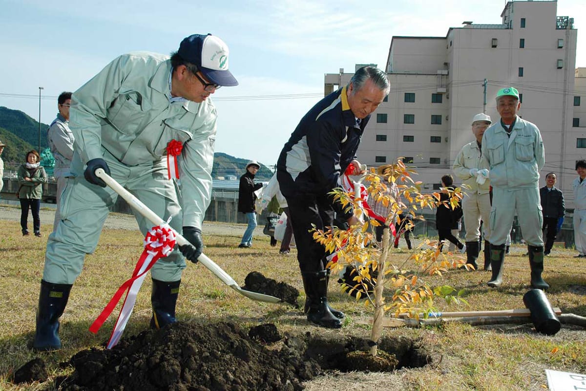 「石割桜」の子孫木を記念植樹する野田武則市長ら