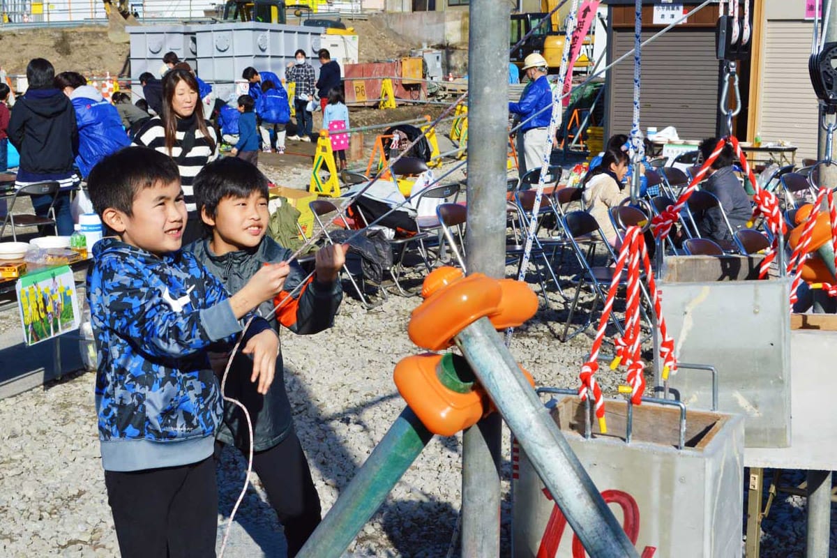  小佐野町の住宅地で進む復興道路工事の見学会で体験学習も楽しむ子ども