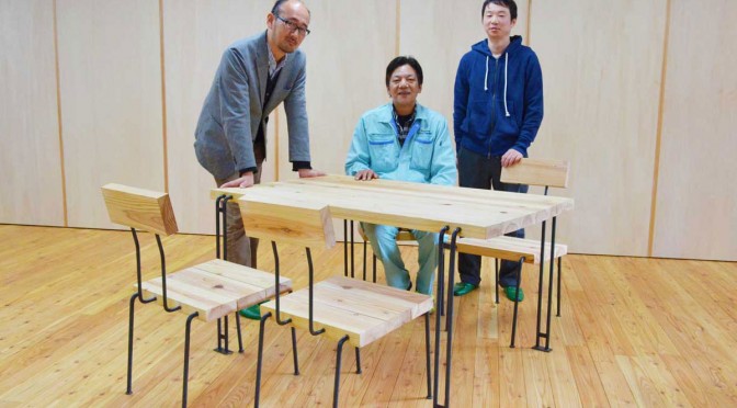 「木と鉄」で釜石らしさを追求して生まれたテーブルセット（左から宮崎さん、高橋参事、岩間さん）