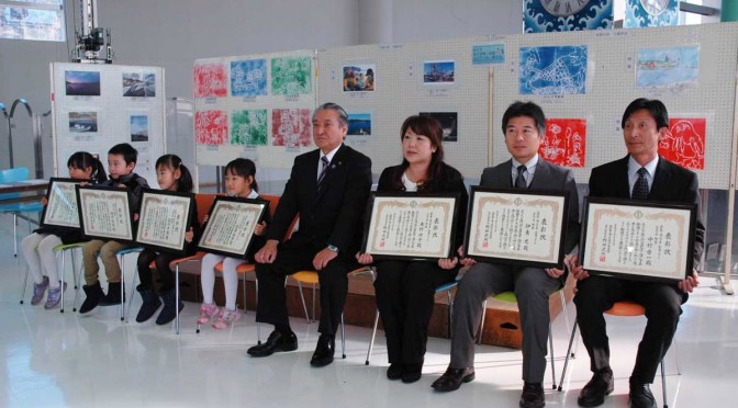 野田市長と記念撮影する「海の写真・絵画コンクール」の入賞者