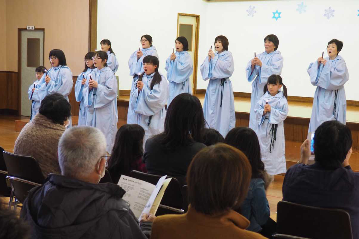渡辺さんの教えを胸にクリスマスソングを歌うノイホフクワィアーのメンバー