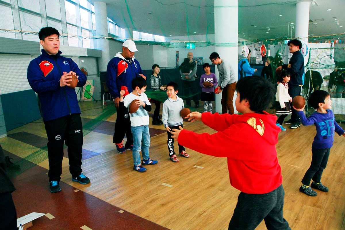 釜石ＳＷの選手らとパス交換をする子どもたち