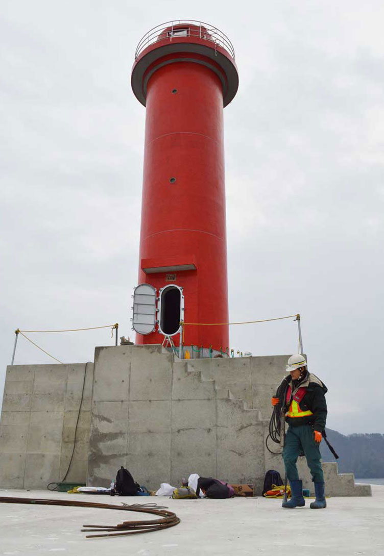 釜石港湾口防波堤の北堤先端部に再建された赤灯台