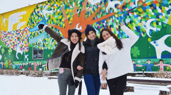 タイの若い女性らは「雪の釜石」を楽しみ、ＳＮＳで発信した＝10日、こすもす公園で