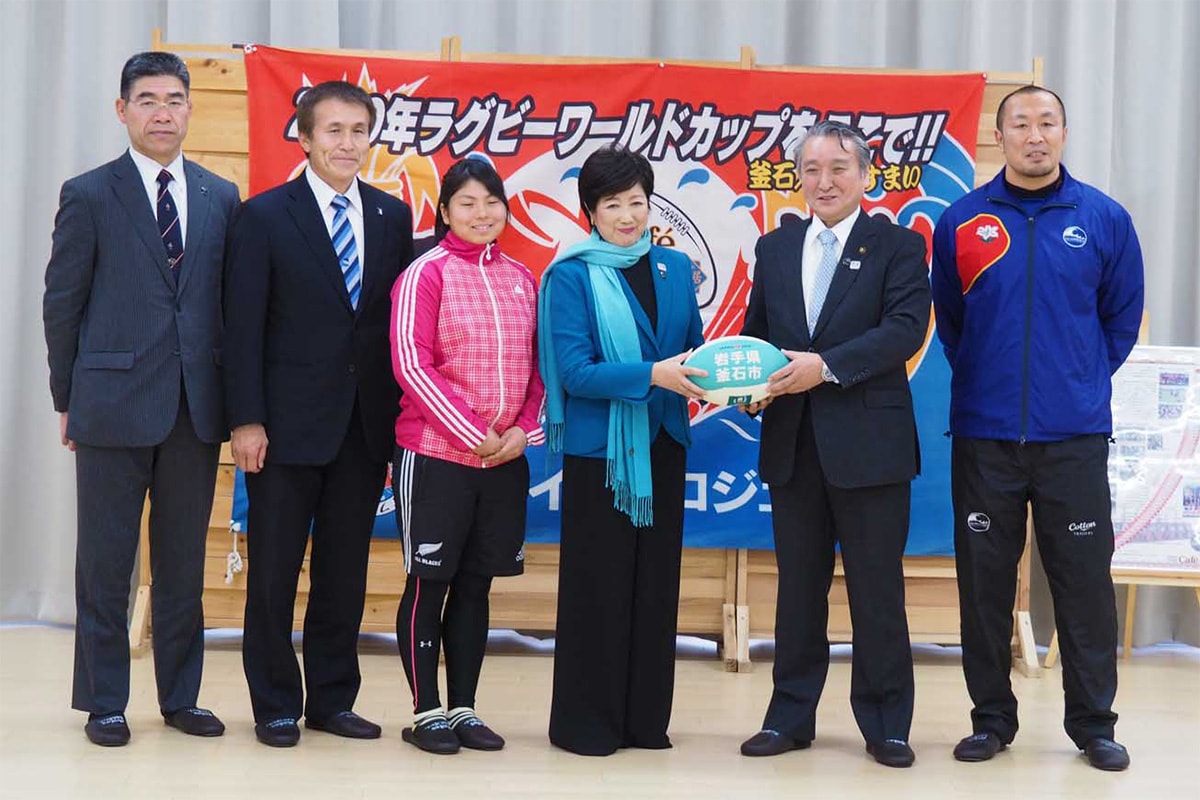  鵜住居公民館を訪れた小池百合子東京都知事（右から３人目）。ラグビー関係者らの思いを聞いた