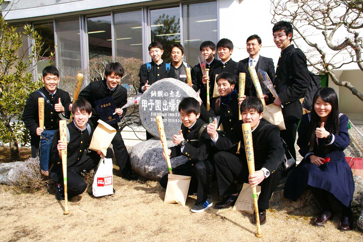  卒業する釜石高ナイン。甲子園出場の記念碑を囲んで