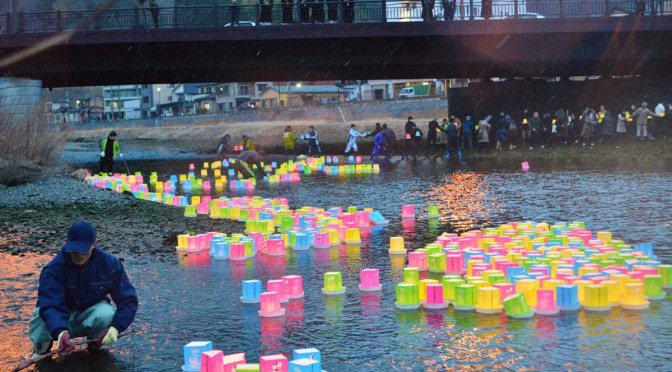 １２００個の灯籠が川を下った＝午後５時半ごろ、大渡町の甲子川