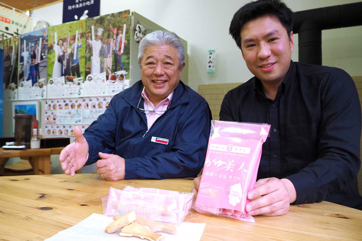 完成した「かまいし最中サブレあゆ美人」をＰＲする小島製菓の菊地社長（右）、釜石振興開発の菊池部長