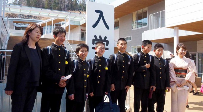 少し大きめの学生服姿で写真に納まる新入生ら＝釜石東中の入学式