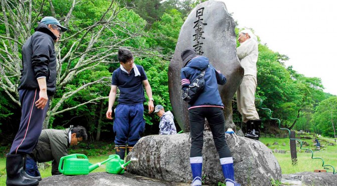 「日本最古熔鉱炉記念碑」をきれいにする地元住民ら。橋野高炉跡周辺の大規模な清掃活動は世界遺産登録後は初めて