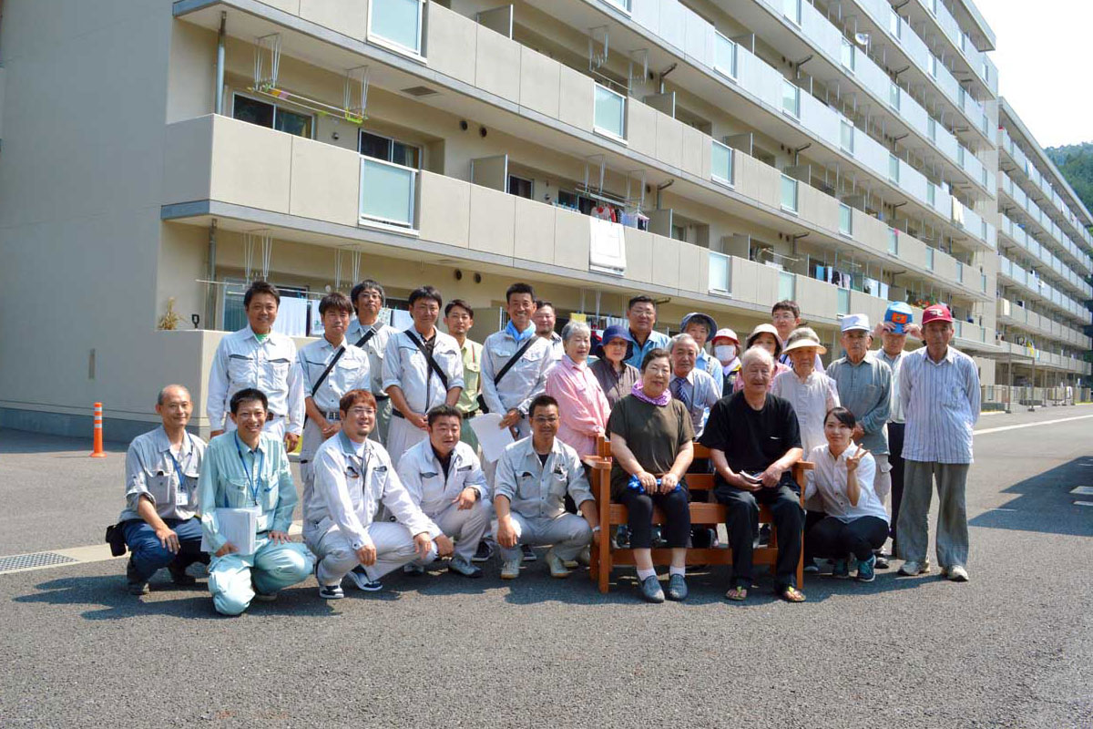 平田災害公営住宅にベンチを贈った伊豆の国市建設業協会「若手の会」会員と住民