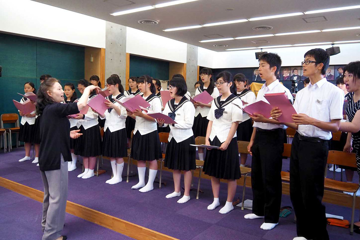 市戦没者追悼式で披露する曲を練習する翳った太陽を歌う会と釜石中特設合唱部