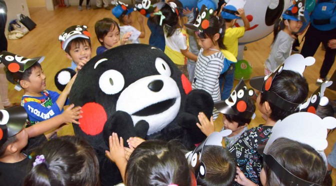 「くまモン」をもみくちゃにして歓迎する釜石市内の幼稚園児ら