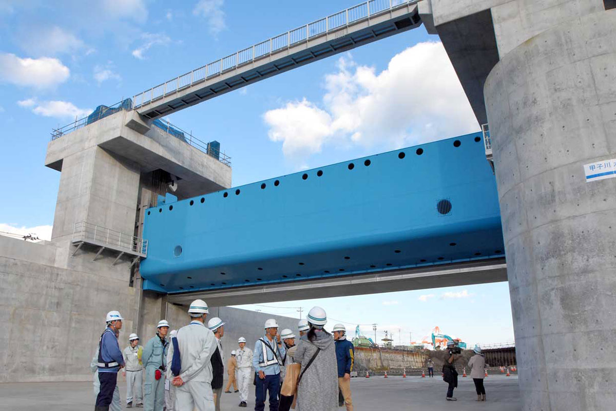 初めて近隣住民に公開された甲子川水門の工事現場