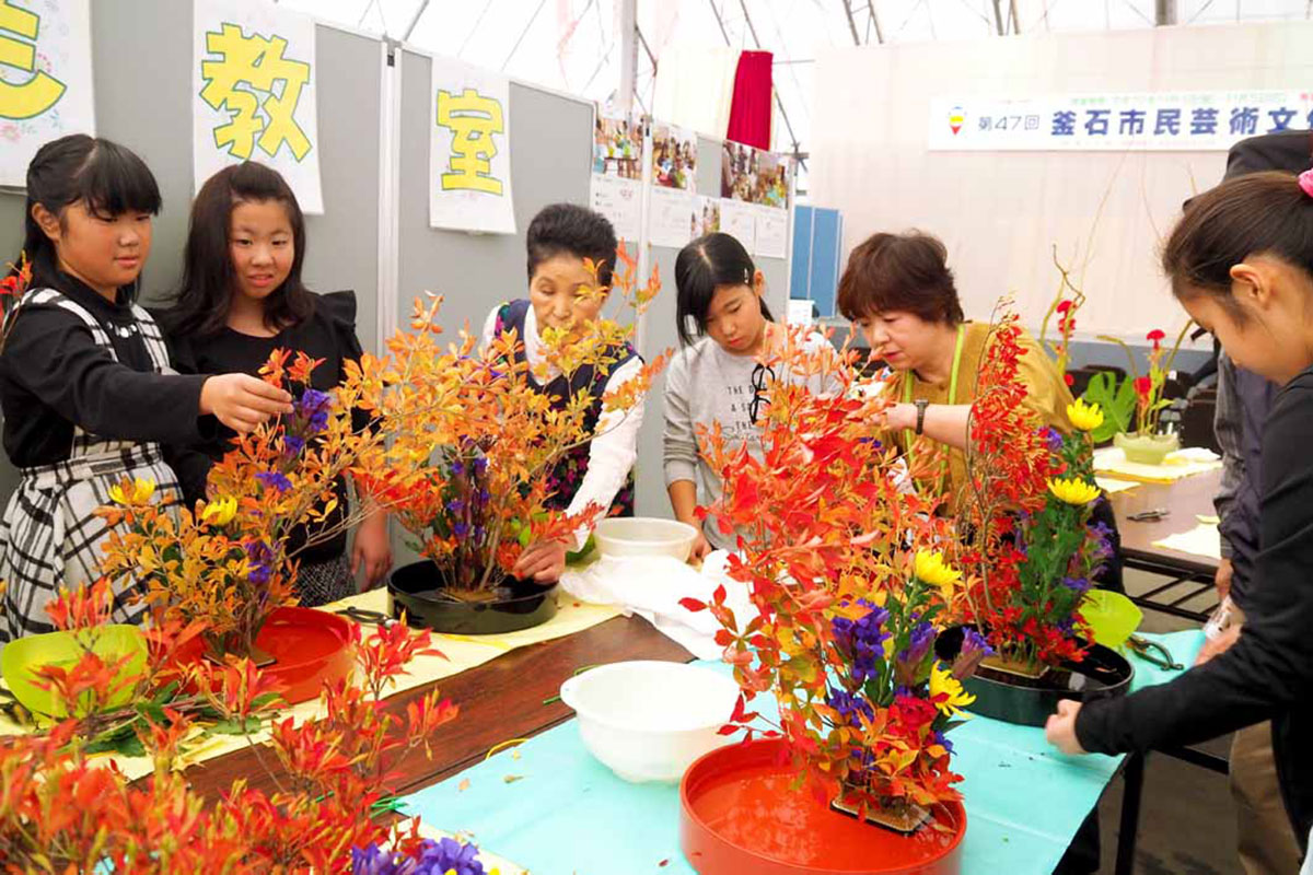  講師の助言を受けながら生け花に取り組む釜石草月会華道こども教室の子どもたち