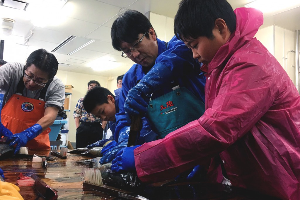 釜石小学校6年生が新巻鮭づくりに挑戦！ 〜次世代に引き継ぐさかなの