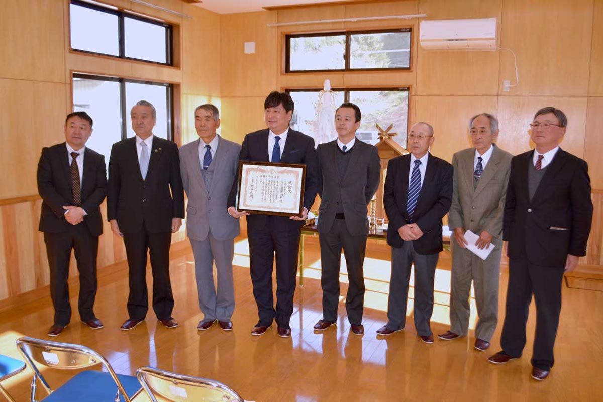 市長から感謝状を受けた瀧澤社長（中央左）