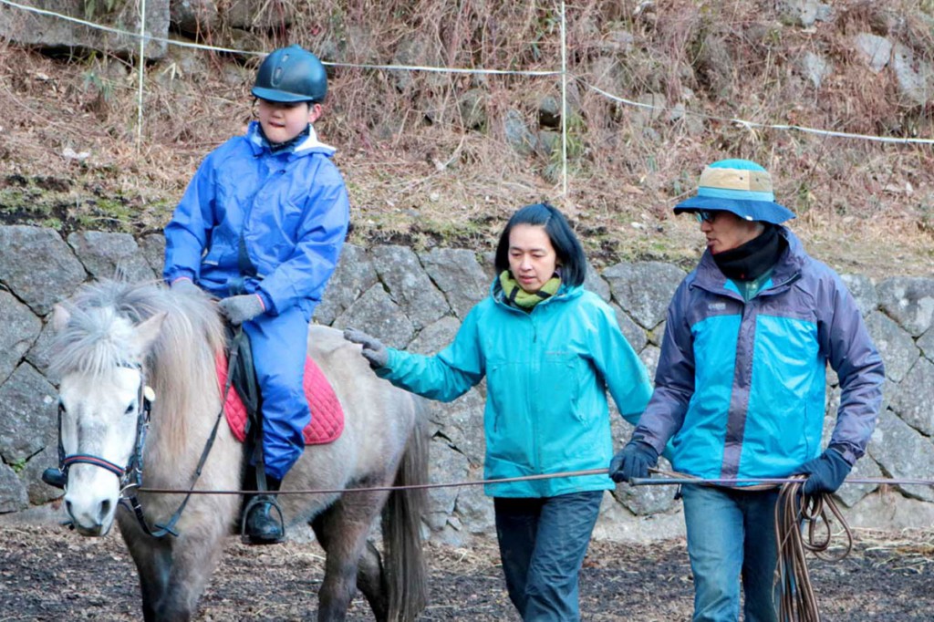 馬との触れ合い 多様な刺激に、障害児向け療育プログラム提供〜三陸駒