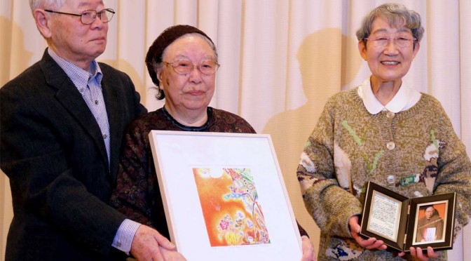 第21回女性文化賞を受賞した千田ハルさん（中）。贈呈した米田佐代子さん（右）と