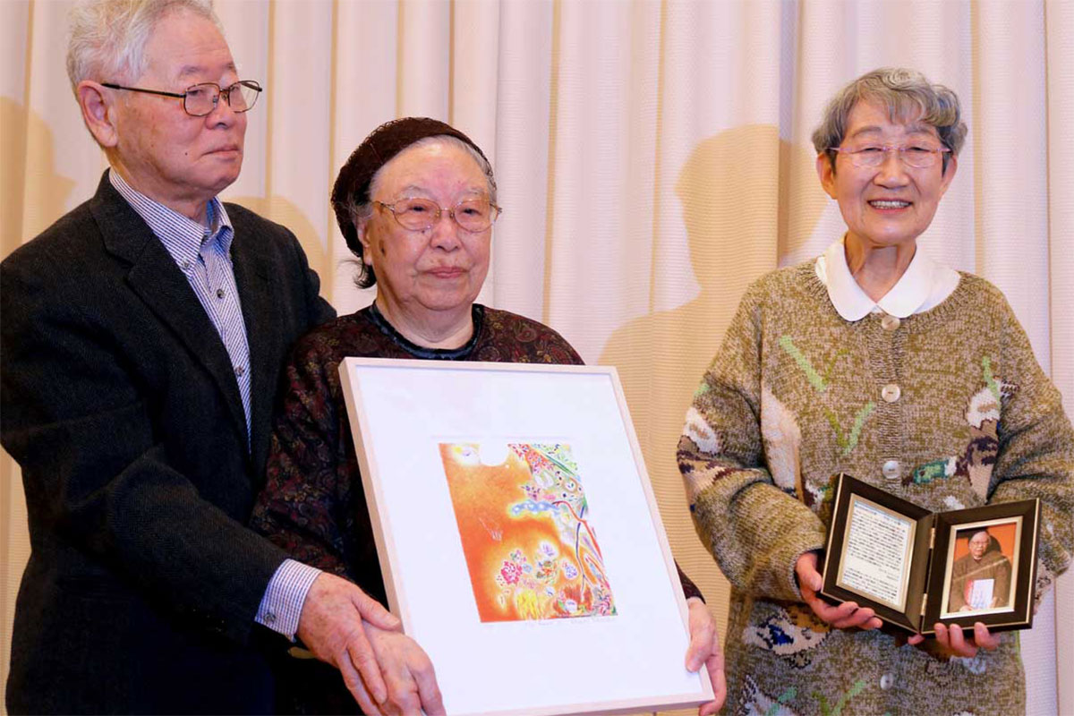  第21回女性文化賞を受賞した千田ハルさん（中）。贈呈した米田佐代子さん（右）と
