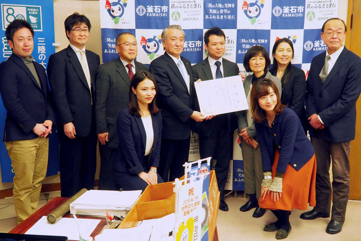 取り組みの成果を野田市長に報告した日本IBMと釜援隊の関係者