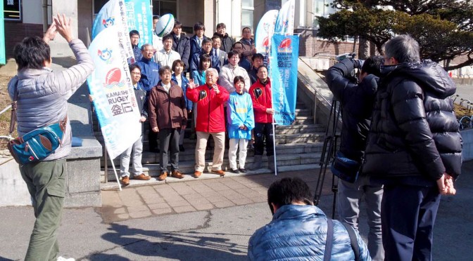 釜石市役所本庁舎前で、下松市の映画のラストシーンを演じる釜石市民