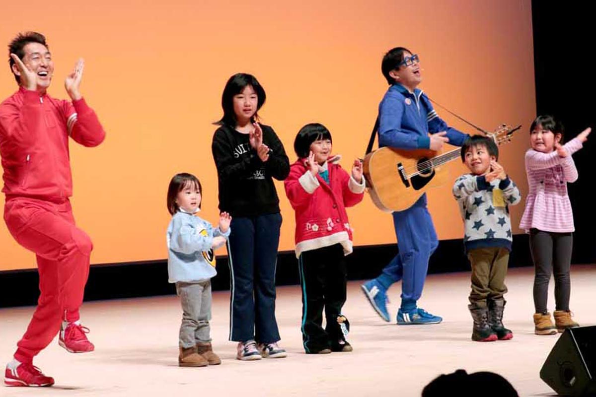 「なんでだろう〜」の踊りで子どもたちと共演する「テツandトモ」