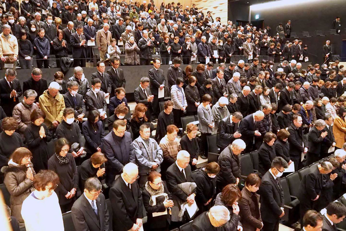 初めて釜石市民ホールで行われた追悼式。震災発生時刻に合わせて黙とうする参列者＝11日午後２時46分