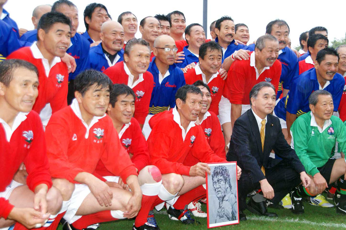 「絆のＯＢ戦」を６年ぶりに再現することになった釜石と神戸のメンバー＝２０１２年９月、東京・秩父宮ラグビー場で