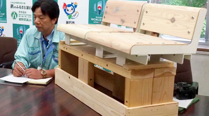 木製座席の製作について説明する釜石地方森林組合の関係者