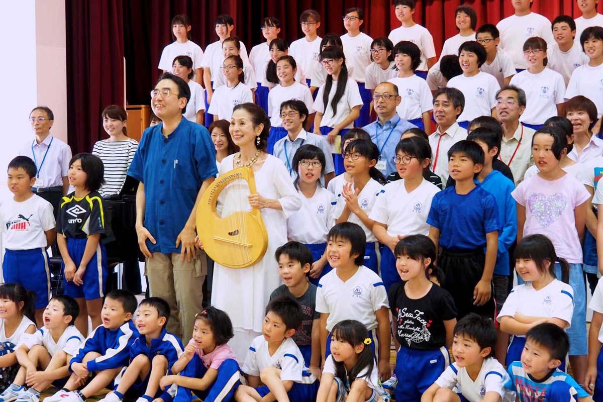「東北希望コンサート」で歌を楽しんだ唐丹小・中の児童生徒ら