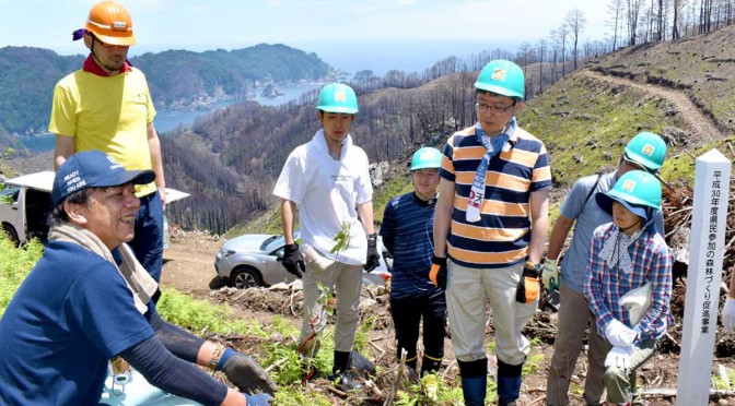 急斜面の植栽地で高橋参事（左）から植樹の方法を聞く参加者