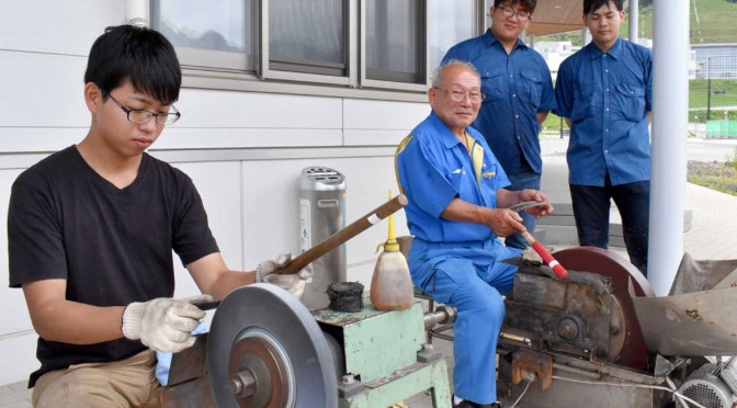 高度な職人技で刃物研ぎの支援を行う堺市の味岡さん（中）と高校生（右後列）