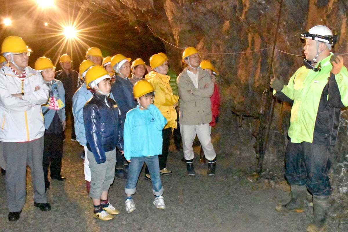 釜石鉱山の坑道で採掘現場も見学