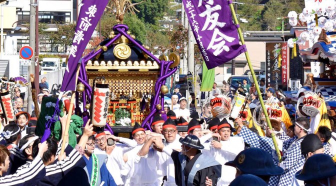 神輿を迎え、郷土芸能が威勢よくはやし立てた＝21日午前10時43分、鈴子町の釜石製鉄所正門