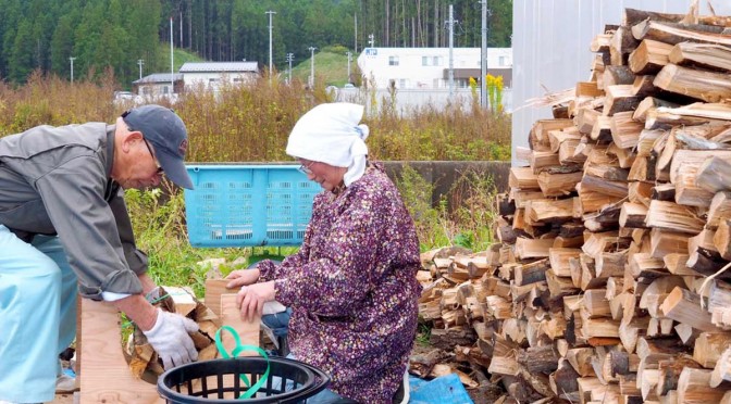 箱崎町の加工場でまきづくりに取り組む高齢者