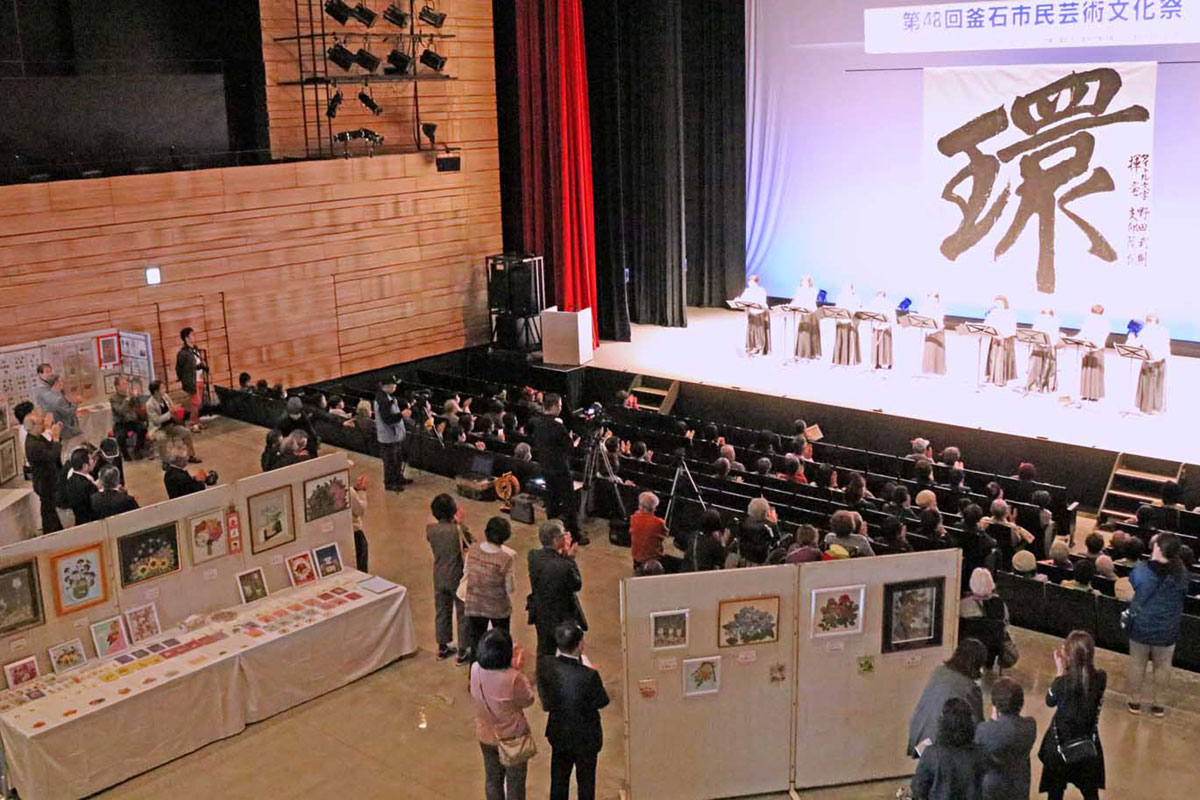 ホールＡはステージ発表と作品展示の会場に。各団体が活動成果を公開した市民芸術文化祭