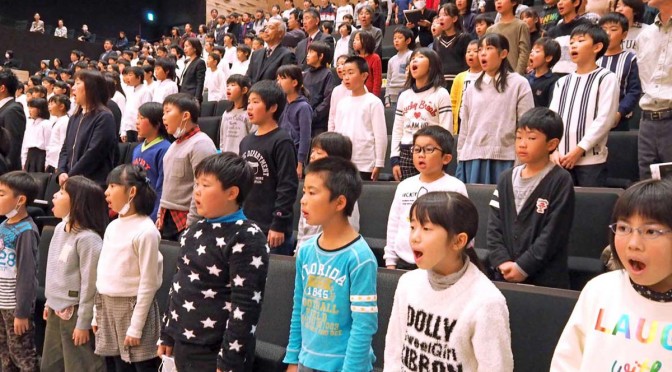 開会式の全体合唱で声出しする釜石・大槌地区の児童ら