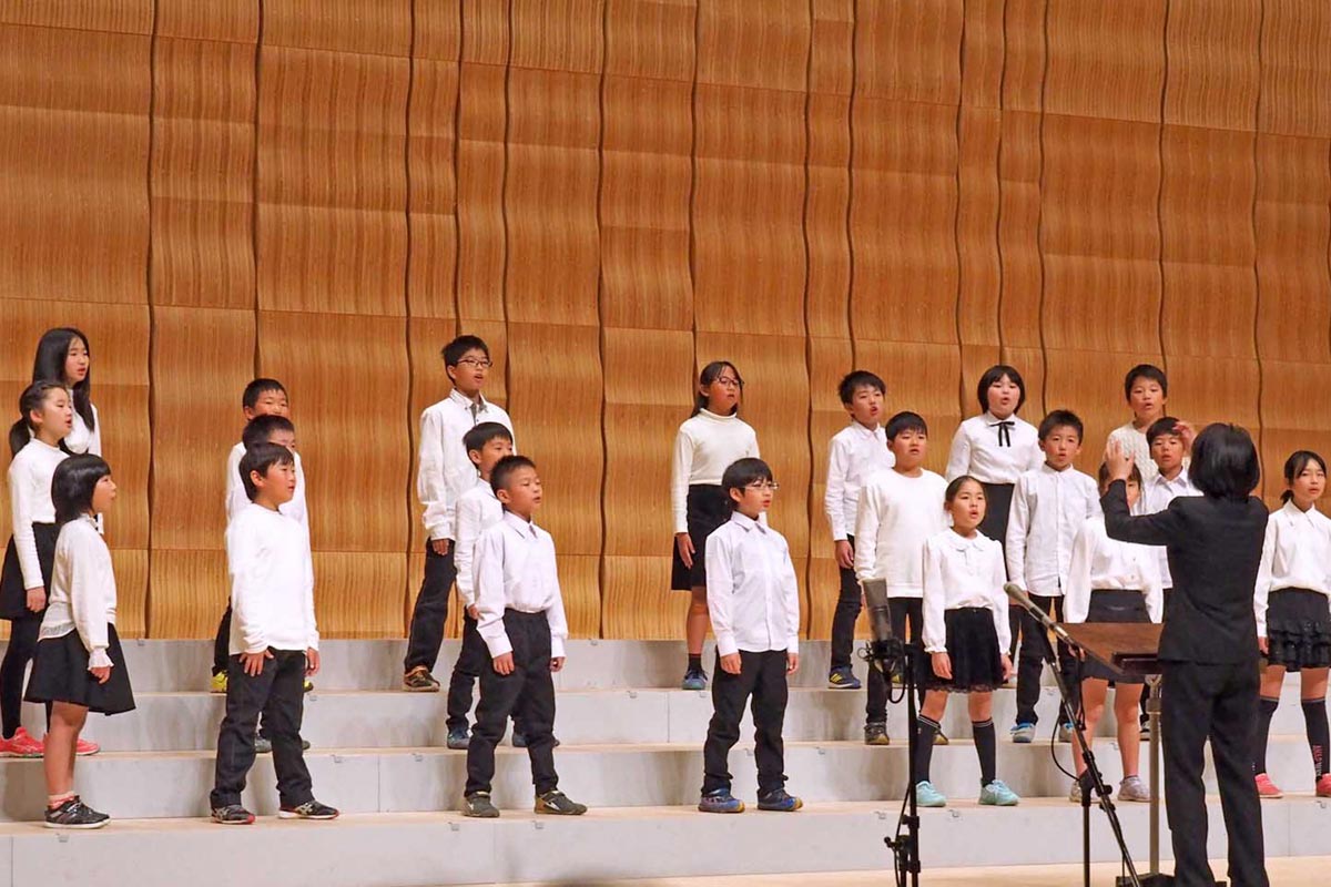 白と黒のそろいの衣装で、息の合った合唱を披露した釜石小児童